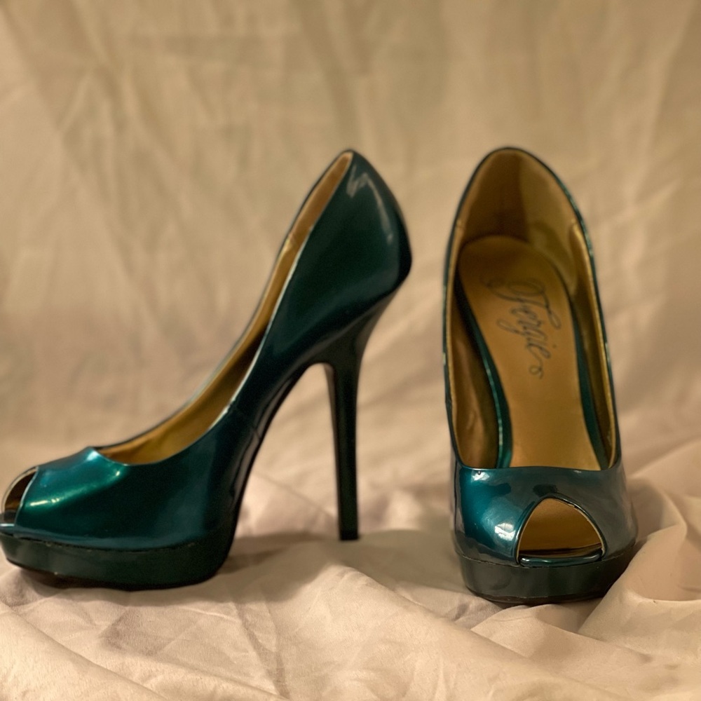 FERGIE SIZE 7 NEW